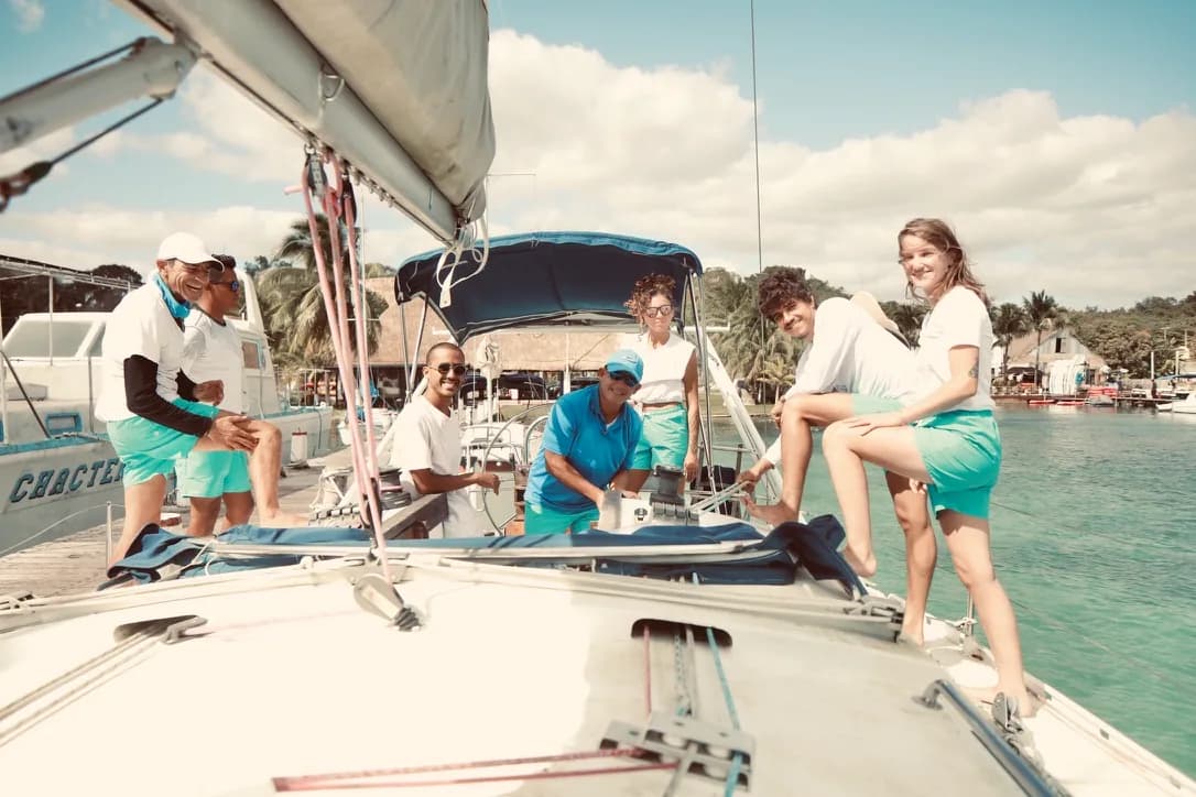 Élèves de l'école pendant un cours de voile sur la lagune de Bacalar
