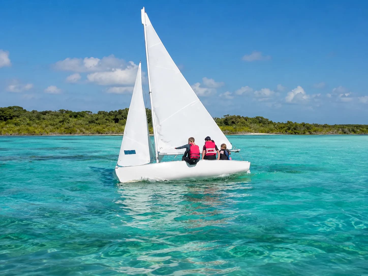 Voilier Lido 14 naviguant sur la lagune de Bacalar