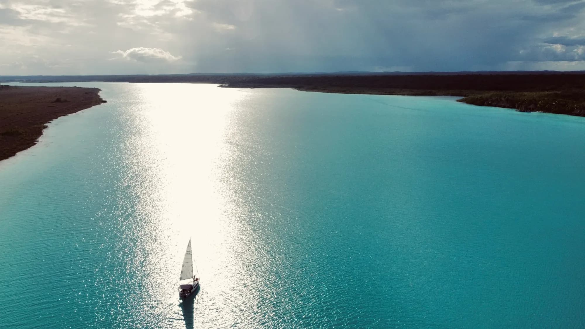 Voilier naviguant sur la lagune de Bacalar pendant le cours d’initiation