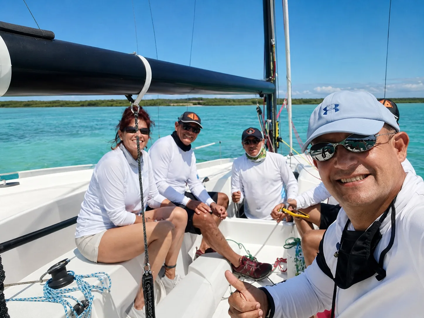 Moniteur de l’école naviguant avec un élève sur la lagune de Bacalar