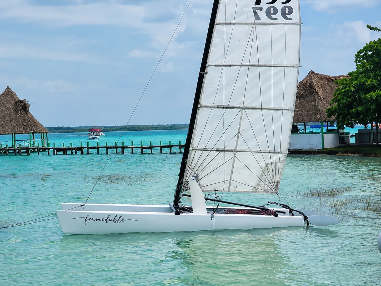 Catamaran Hobie de 20 pieds naviguant sur la lagune de Bacalar